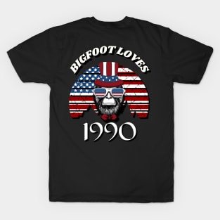 Bigfoot loves America and People born in 1990 T-Shirt